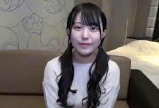 孤獨的風騷少婦，黑絲露臉誘惑對著鏡頭摳弄騷穴，逼逼都摳大了，大號粗茄子抽插騷穴，高潮噴水，精彩又刺激